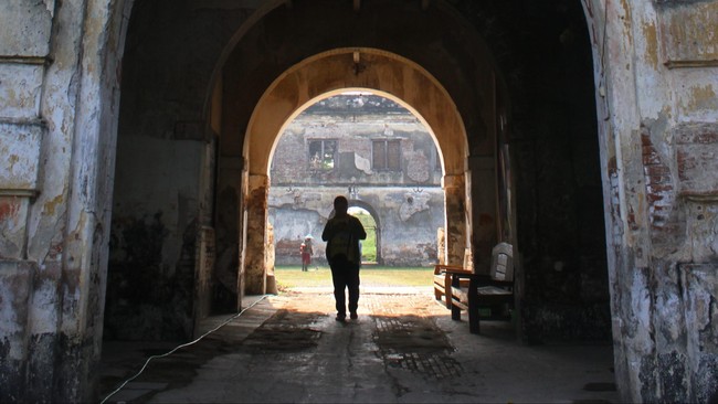 Sejumlah pengunjung melihat arsitektur Benteng Van Den Bosch, Ngawi, Jawa Timur, Rabu (27/5). Benteng peninggalan Belanda yang dibangun pada 1839 di delta pertemuan Sungai Bengawan Solo dan Bengawan Madiun tersebut rencananya akan dijadikan bangunan cagar budaya serta obyek wisata sehingga dapat dikelola secara maksimal. ANTARA FOTO/Ari Bowo Sucipto/Spt/15.