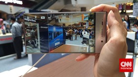 Ponsel Android Sharp Nyaris Tanpa Bingkai