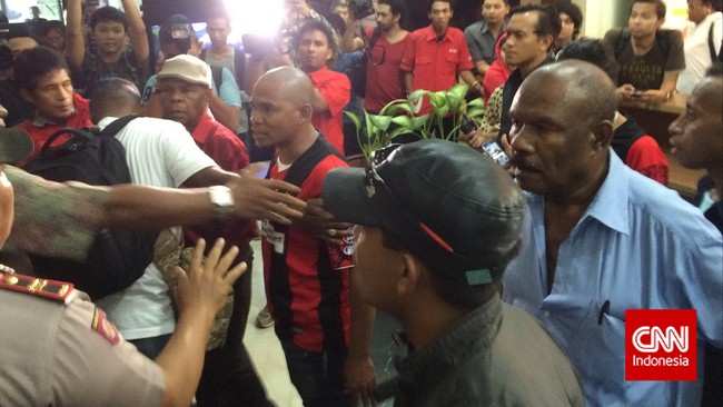Sekretaris Umum Persipura Rocky Bebena menuntut Menpora Imam Nahrawi untuk bertanggung jawab terhadap ucapan yang pernah dilontarkan terkait sanksi FIFA.