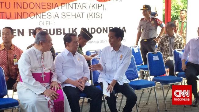 Di tengah pembagian kartu saktinya, Presiden Jokowi menyempatkan diri menyapa langsung ribuan orang Minahasa.