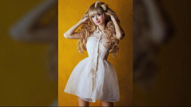 Angelica Kenova mengaku, dia jadi punya tampilan seperti Barbie karena terbiasa dikendalikan secara ketat penampilannya oleh orang tuanya.