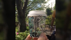 Sketsa Jalan-jalan Indah Tokyo pada Cangkir Kopi Kertas