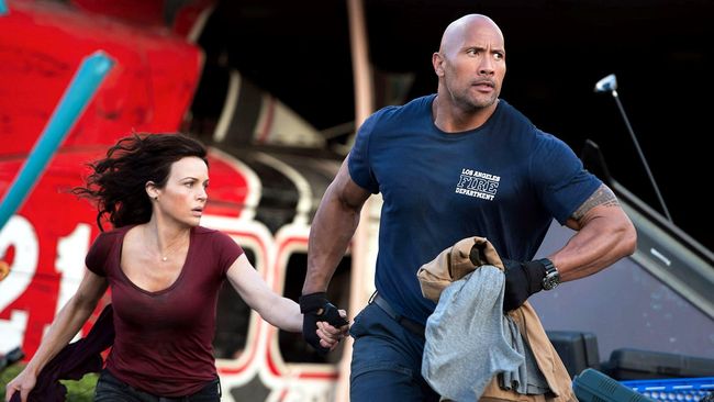 Dwayne Johnson berhasil menyelamatkan dua anjing kecil dari tenggelam, tapi mengorbankan ponselnya sendiri.