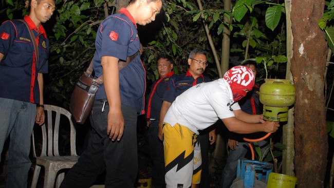 Ratusan tabung, alat pengoplos dan puluhan mobil ditemukan di hutan karet Rumpin, Bogor. Dari tempat tersebut gas oplosan itu dijual ke DKI Jakarta.
