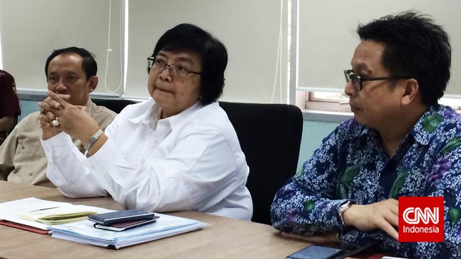 Rapat besar pengendalikan kebakaran hutan ini dihadiri para pejabat tinggi negara, termasuk Kapolri dan enam gubernur dari daerah terdampak kabut asap.