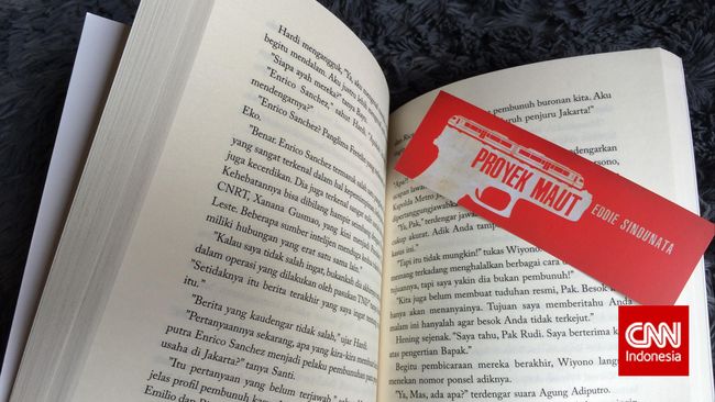 Eddie Sindunata menyuguhkan kerumitan proyek transportasi Jakarta dengan cara Hollywood, penuh intrik dan ketegangan, menguras rasa penasaran.
