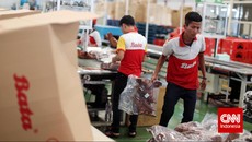 Jokowi Buka Suara soal Penutupan Pabrik Sepatu Bata Cs di RI