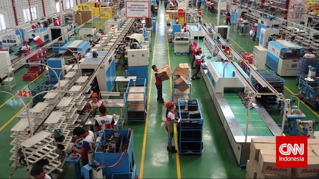 Pengusaha menyebut PHK menghantui pabrik tekstil dan sepatu karena banyaknya pembatalan order dari pembeli.