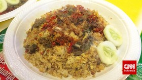 Menyantap Nasi Kacaw yang Bikin 'Kacau'