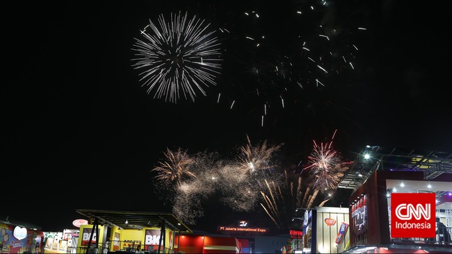 Pertunjukan kembang api pada pembukaan Jakarta Fair Kemayoran, Jakarta, Jumat, 29 Mei 2015. Jakarta Fair Kemayoran 2015 diselanggarakan dalam rangka merayakan ulang tahun Jakarta ke-488, pada 29 Mei hingga 5 Juli 2015. CNN Indonesia/Adhi Wicaksono.