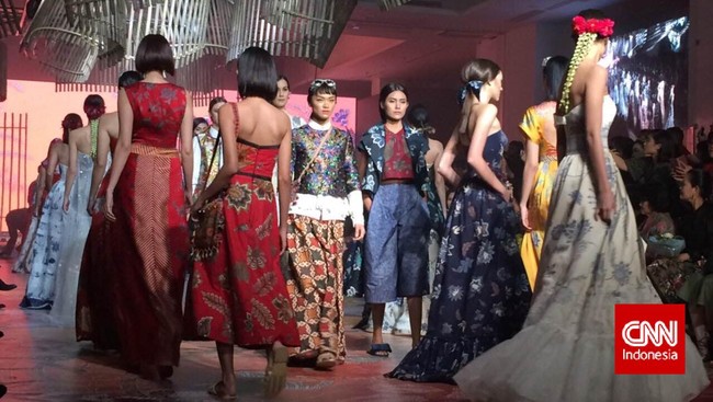 Batik Pekalongan yang Disulap Didi Budiardjo Jadi Gaun Resor