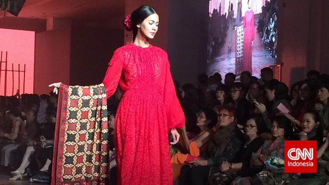 "Batik itu mahal. Karena batik adalah sebuah proses panjang dari kreativitas orang jadi harus di uri-uri," kata Didi Budiardjo,
