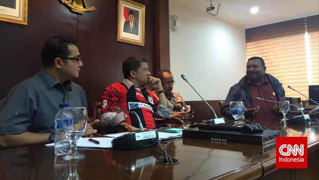 Dewan Perwakilan Rakyat RI, melalui wakil ketuanya, Fahri Hamzah mengancam akan gunakan hak kelembagaan jika SK pembekuan PSSI oleh menpora tidak juga dicabut.