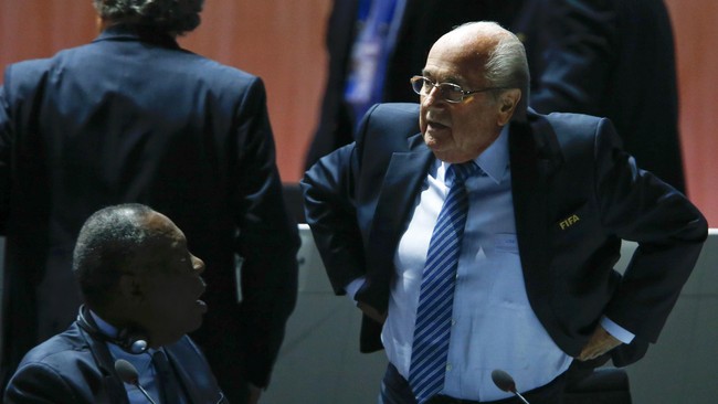 Setelah mengumumkan pengunduran dirinya sebagai presiden FIFA, Sepp Blatter dikabarkan telah masuk menjadi target biro investigasi federal (FBI).