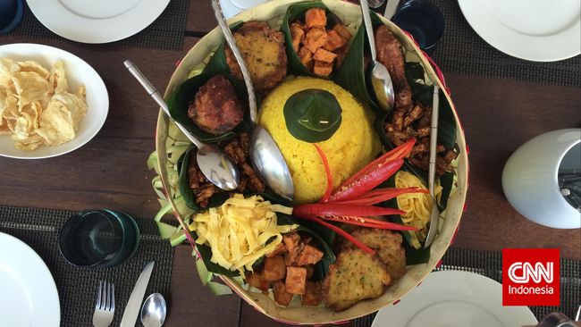 Jika adat Jawa memiliki kembulan, Bali juga punya adat makan bersama melalui satu wadah, yaitu megibung. Makna dari acara makan inipun sama, kebersamaan.