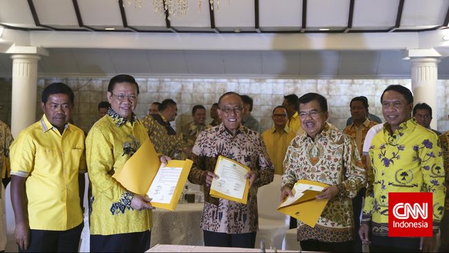 PTUN Jakarta menolak gugatan yang diajukan oleh Ketua Umum Partai Golkar hasil Munas Bali Aburizal Bakrie terkait dualisme kepengurusan.