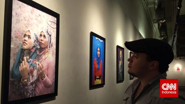 Francoise melihat hijab Indonesia bisa merekam warna-warni. Penggunanya bisa memadukan kain penutup kepala itu dengan celana jin, kaus, bahkan gaun.