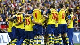 Kapten Timnas Rumania Junior, Pembelian Pertama Arsenal