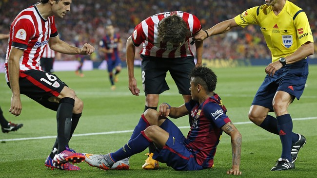 Arsitek Barcelona, Luis Enrique kesal saat pertanyaan tentang isu hengkangnya Neymar menghampiri dirinya usai laga melawan Athletic Bilbao.