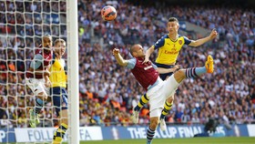 Walcott Ditukar ke Kiri, Arsenal Unggul 1-0 di Babak Pertama