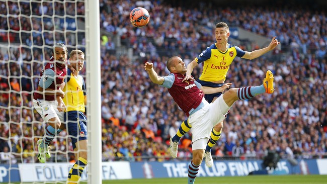 Arsenal unggul lewat gol Theo Walcott di menit ke-40 lewat satu skema serangan balik dan kecerdikan Arsene Wenger menukar Theo Walcott ke sisi kiri.