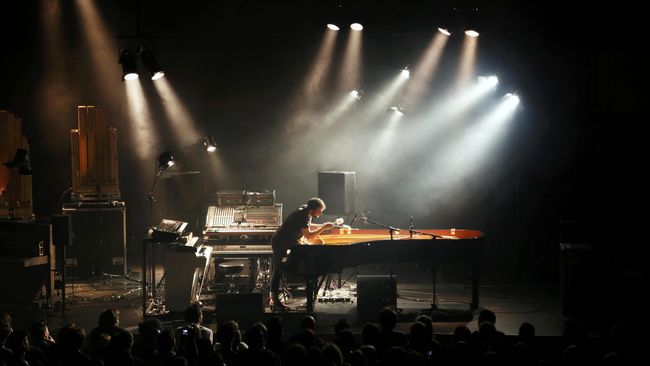 Nils Frahm, komposer asal Jerman hanya butuh tiga piano, organ berpipa kayu, dan sikat toilet untuk membuat tiket konsernya ludes terjual.