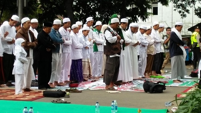 Demonstrasi menentang Ahok itu membuat Jalan Kebon Sirih macet total.