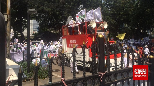 Dalam perizinan, Kepala Kepolisian Resor Jakarta Pusat Komisaris Besar Hendro Pandowo mengatakan jumlah peserta aksi hanya berumlah 300 hingg 500 orang.