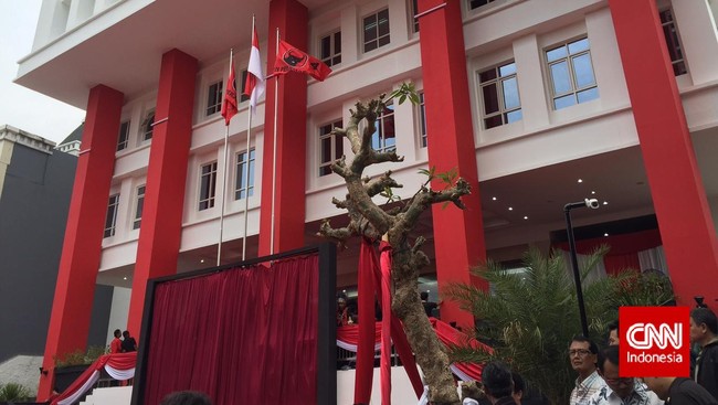 Kantor lama PDIP di Lenteng Agung, tepi selatan Jakarta, pindah ke gedung di Diponegoro, pusat kota Jakarta --megah berdinding putih dengan 5 pilar merah darah.