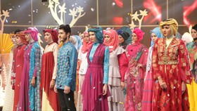 Busana Muslim Ivan Gunawan yang Bertabur Swarovski