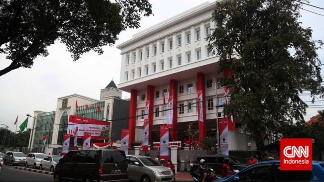 PDI Perjuangan juga mengumpulkan dana selama lima tahun sebesar Rp 42, 6 miliar untuk kantor baru DPP  di Jalan Diponegoro 58, Menteng, Jakarta.
