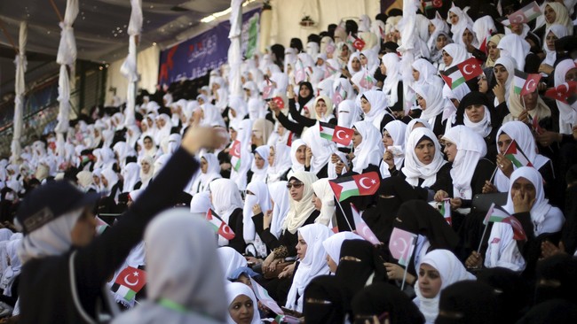 Sebanyak 2.000 mempelai pria dan 2.000 mempelai wanita, menghadiri pernikahan massal yang digelar di kota Gaza pada Ahad (1/6).