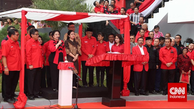 Megawati berkisah, saat peristiwa Kerusuhan 27 Juli 1996, Ibu Rapeh menangis dan menggerung karena dandangnya diambil oleh orang-orang yang merebut kantor PDI.