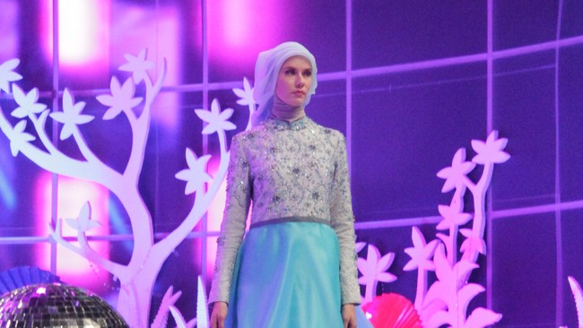Busana Muslim Ivan Gunawan yang Bertabur Swarovski