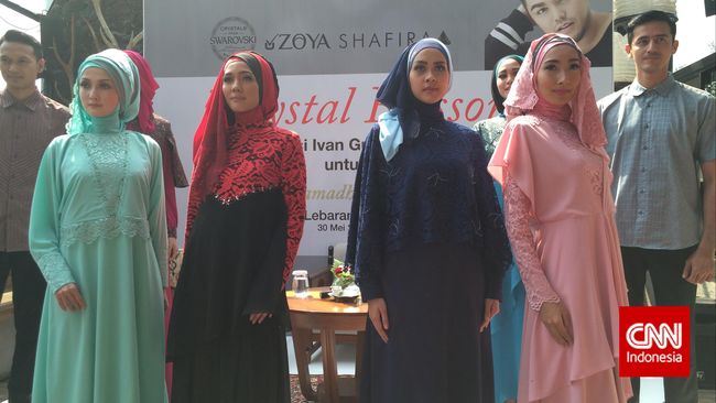 Undangan fashion show yang ditujukan ke desainer Indonesia ternyata bukan tanpa alasan. Busana santun yang mereka buat telah menyita perhatian banyak orang.