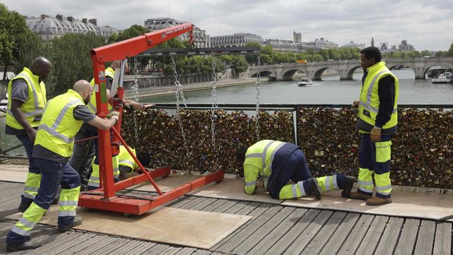 Jembatan Pont des Arts populer dengan gembok cinta berdasarkan novel Italia berjudul I Want You yang dirilis 2006.