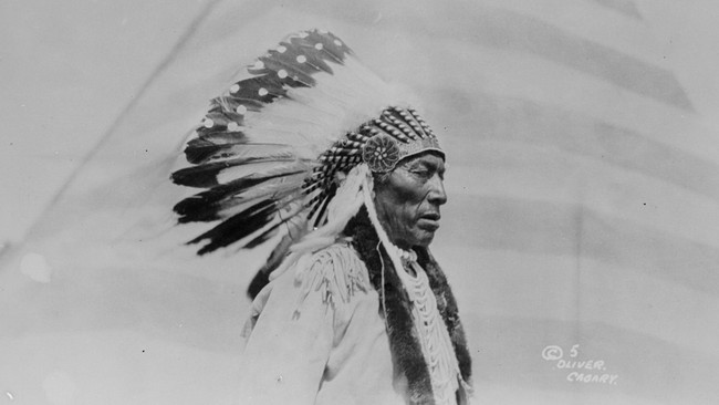 Pelajar SMA suku asli Amerika Serikat Indian mengajukan tuntutan hukum karena dilarang memasang bulu burung elang di topi toga saat upacara wisuda.