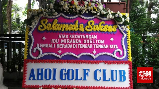 Miranda S Gultom menghirup udara bebas setelah tiga tahun menikmati hotel prodeo di Lapas Wanita Tangerang. Kebaktian menjadi kegiatan perdana di luar penjara.