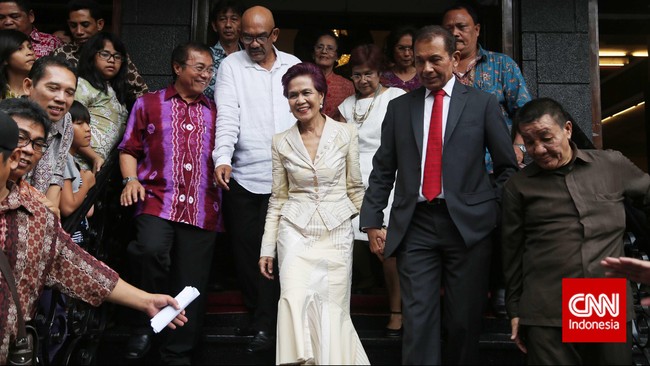 Merintis karier hingga mendapat julukan 'Srikandi Ekonomi' runtuh seketika saat ia terbukti menyuap anggota DPR dan dipenjara tiga tahun lamanya.