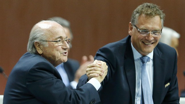 Sepp Blatter dan Jerome Valcke kembali diduga terlibat skandal korupsi di FIFA terkait penunjukan Fox sebagai pemenang hak siar Piala Dunia 2026 tanpa tender.