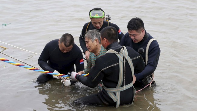 Petugas penyelamat China berhasil menarik keluar seorang perempuan lanjut usia dari lambung kapal wisata yang tenggelam di Sungai Yangtze, China.