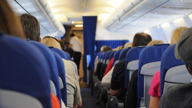 aAwak kabin berpengalaman memberikan peringatan yang mengejutkan kepada para penumpang pesawat, supaya menghindari mengenakan celana pendek selama penerbangan.