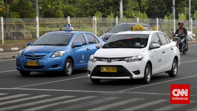 Perusahaan taksi Blue Bird menggandeng Gojek, sedangkan taksi Express menggaet Uber. Operator taksi mana yang bakal lebih untung?