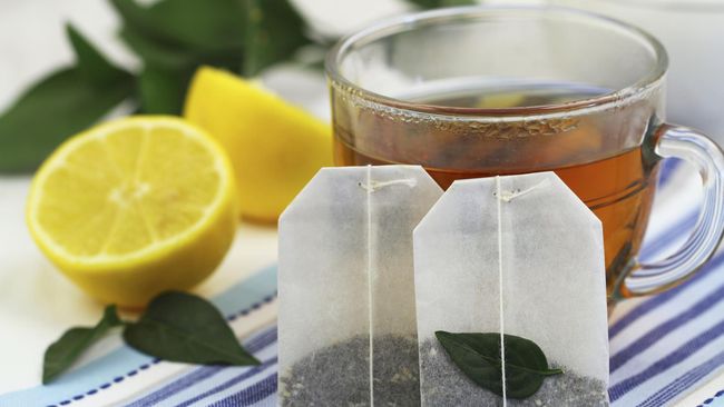 Banyak orang mengatakan minum teh dapat menyebabkan gigi rusak, tapi studi baru mengatakan sebaliknya. Ini berkaitan dengan fluoride yang dikandung teh.