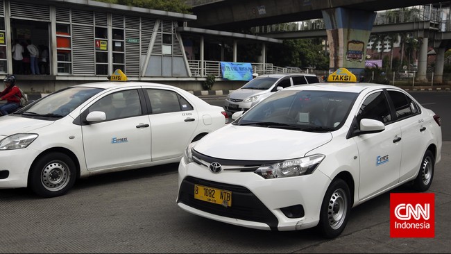 Perusahaan taksi Blue Bird menggandeng Gojek, sedangkan taksi Express menggaet Uber. Operator taksi mana yang bakal lebih untung?