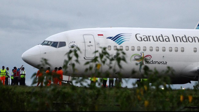 Petugas memeriksa pesawat Garuda boing 737-800 dengan nomor penerbangan GA-618 yang tergelincir di Bandara Sultan Hasanuddin Makassar, Sulawesi Selatan, Selasa (2/6). Pesawat Garuda asal Jakarta tujuan Makassar-Gorontalo tersebut tergelincir saat akan mendarat di Bandara Sultan Hasanuddin dan 146 dan delapan awak selamat dalam peristiwa tersebut. ANTARA FOTO/Sahrul Manda Tikupadang/YU/ed/nz/15