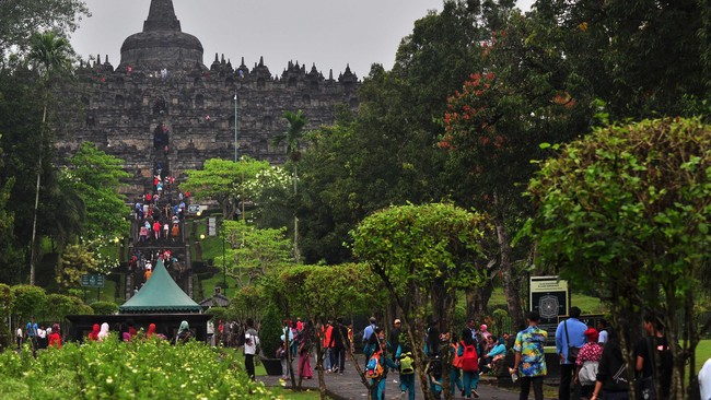 Wisatawan Dilarang Berkunjung Saat Prabowo dan Macron di Borobudur Pengelola mensterilkan Candi Borobudur dari wisatawan dan pengunjung lain saat kunjungan Presiden Prabowo dan Presiden Prancis Macron pada Kamis (29/5).