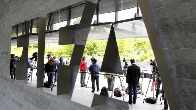 Dua pengusaha asal Argentina ditahan pihak kepolisian Buenos Aires dan menanti ekstradisi ke Amerika Serikat terkait dugaan skandal korupsi di tubuh FIFA.