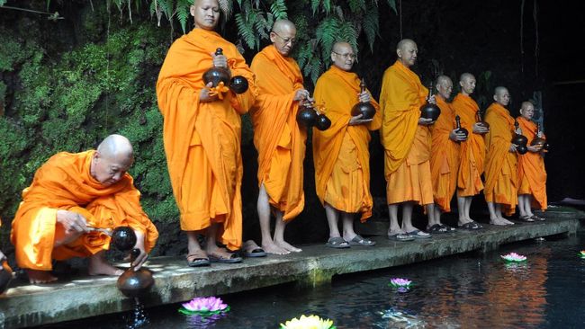 Air berkah akan dipercikkan kepada umat Buddha saat puncak Hari Waisak pada Kamis (11/5), setelah meditasi detik-detik Waisak di Candi Borobudur.