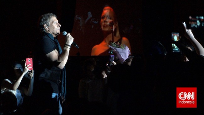 Intimasi yang Memanaskan Konser Michael Bolton